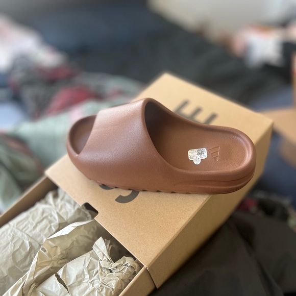 Yeezy Slide in Rich Brown - Picture 1 of 2